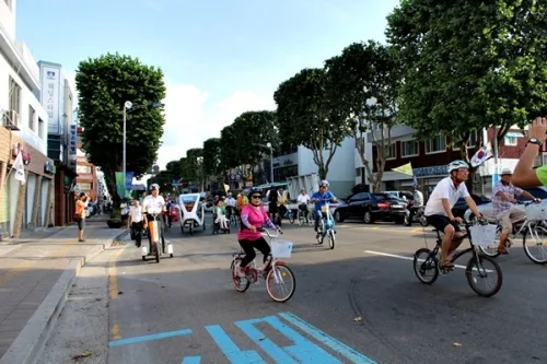 행궁동, 광복절 자동차로부터 독립만세_1