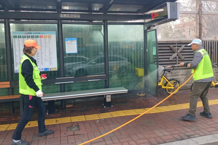 수원시 장안구, 버스승강장 세척작업 실시