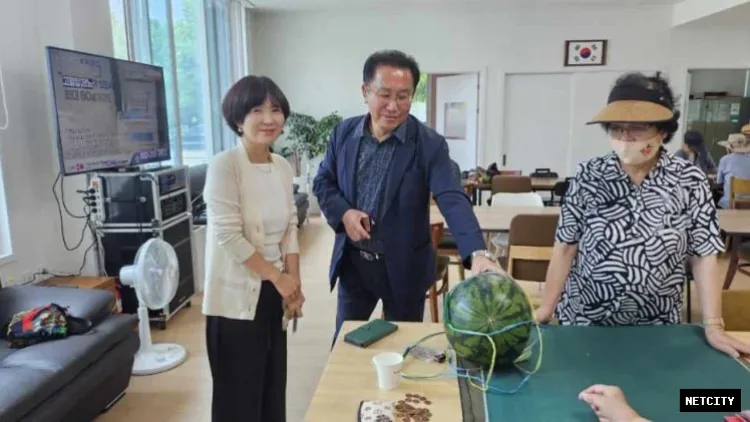 수원시 장안구 송죽동, “시원한 수박으로 무더위 이겨내세요” 경로당 찾아 수박 전달