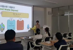 외국인 유학생에게 건넨 정자3동의 분리배출 안내서