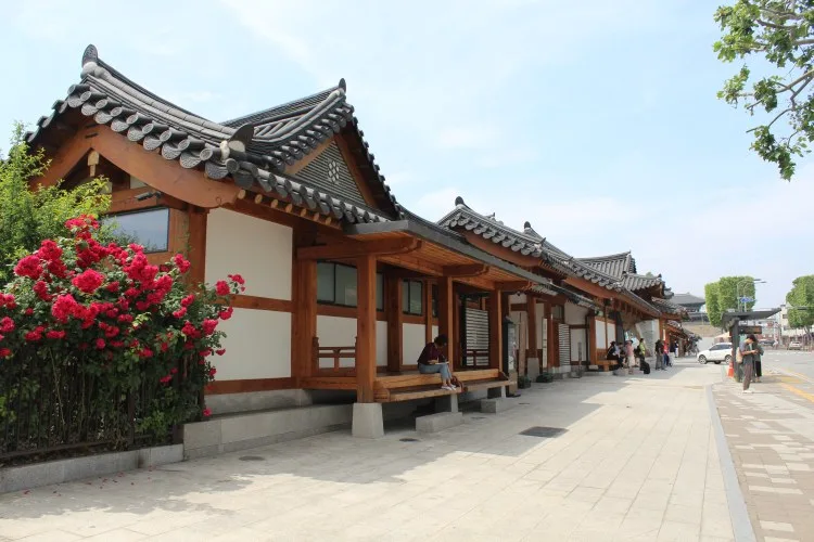 수원의 숨결을 걷다: 50개의 거리와 시장이 빚어내는 도시의 연대기