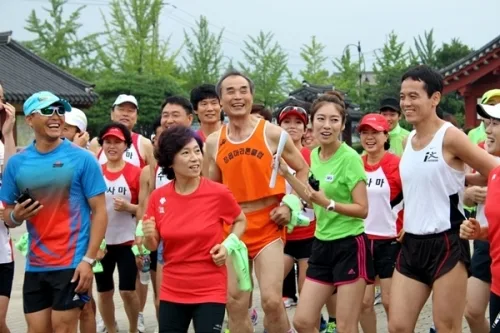 이봉주 마라톤너와 함께 달리며 수원을 알리다_2