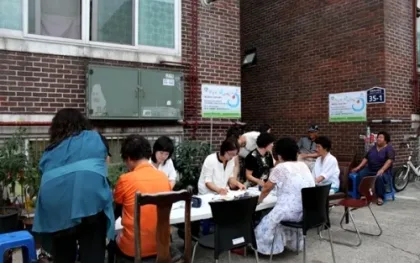 평상에서 소통하고 건강도 챙긴다