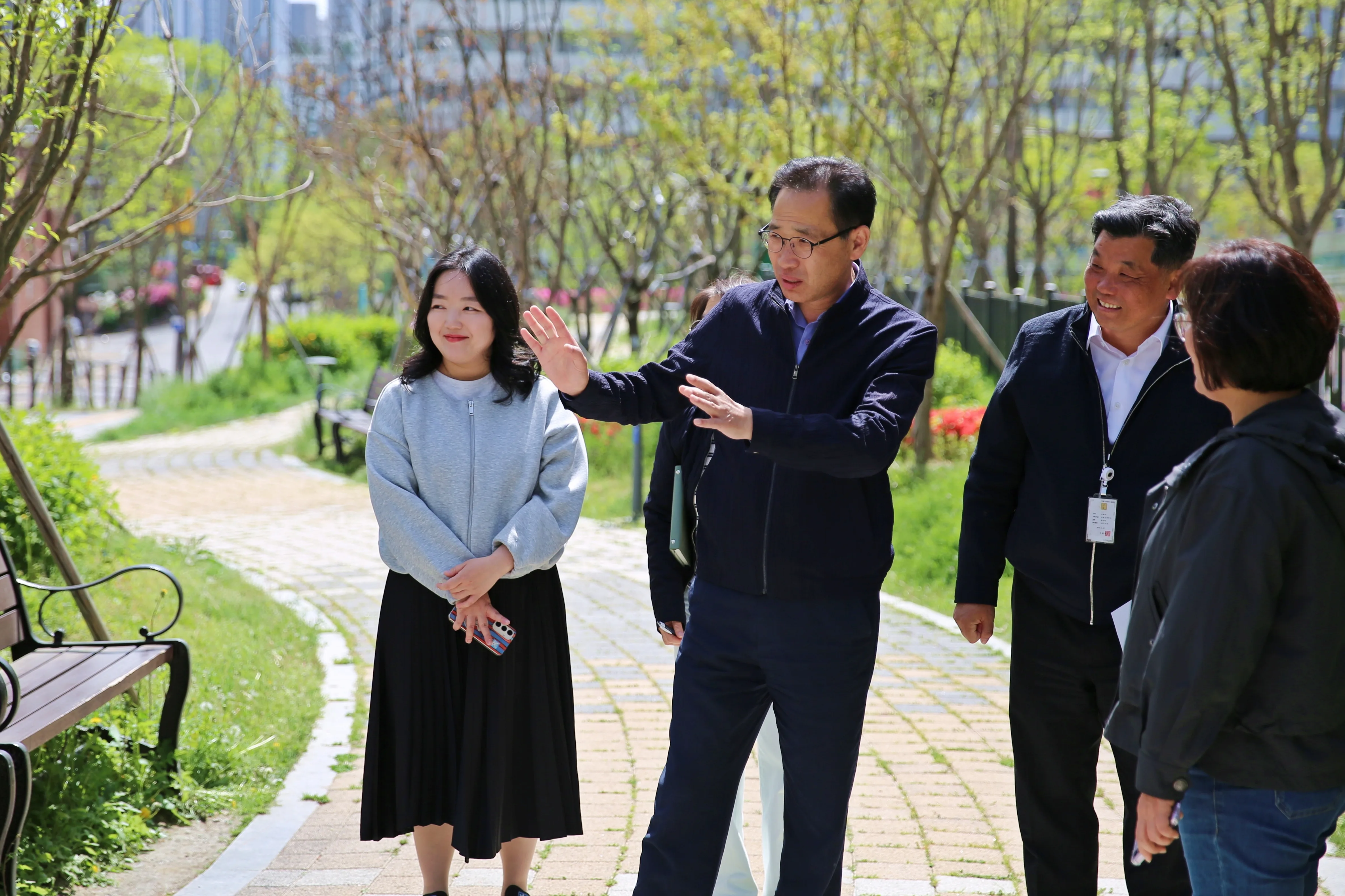 수원시 장안구, “폭싹 담았수다! 민원 현장 점검” 포레나북수원아파트 인근 녹지관리 개선 추진 내용 이미지 입니다.