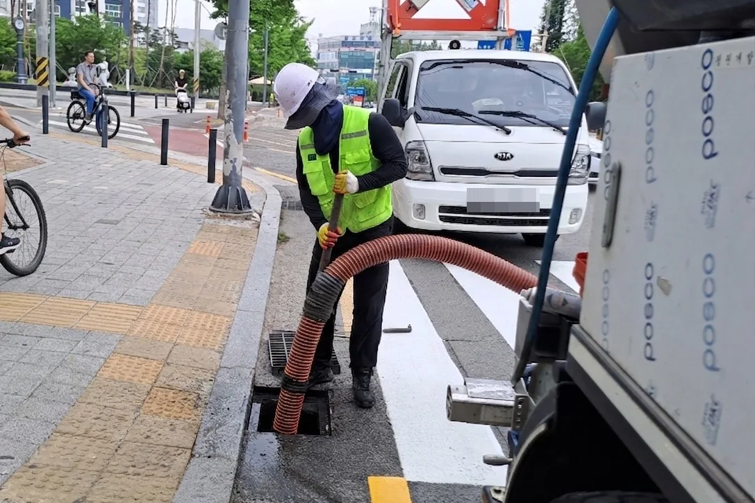 수원시 장안구, 여름철 우기 대비 빗물받이 사전 정비 내용 이미지 입니다.