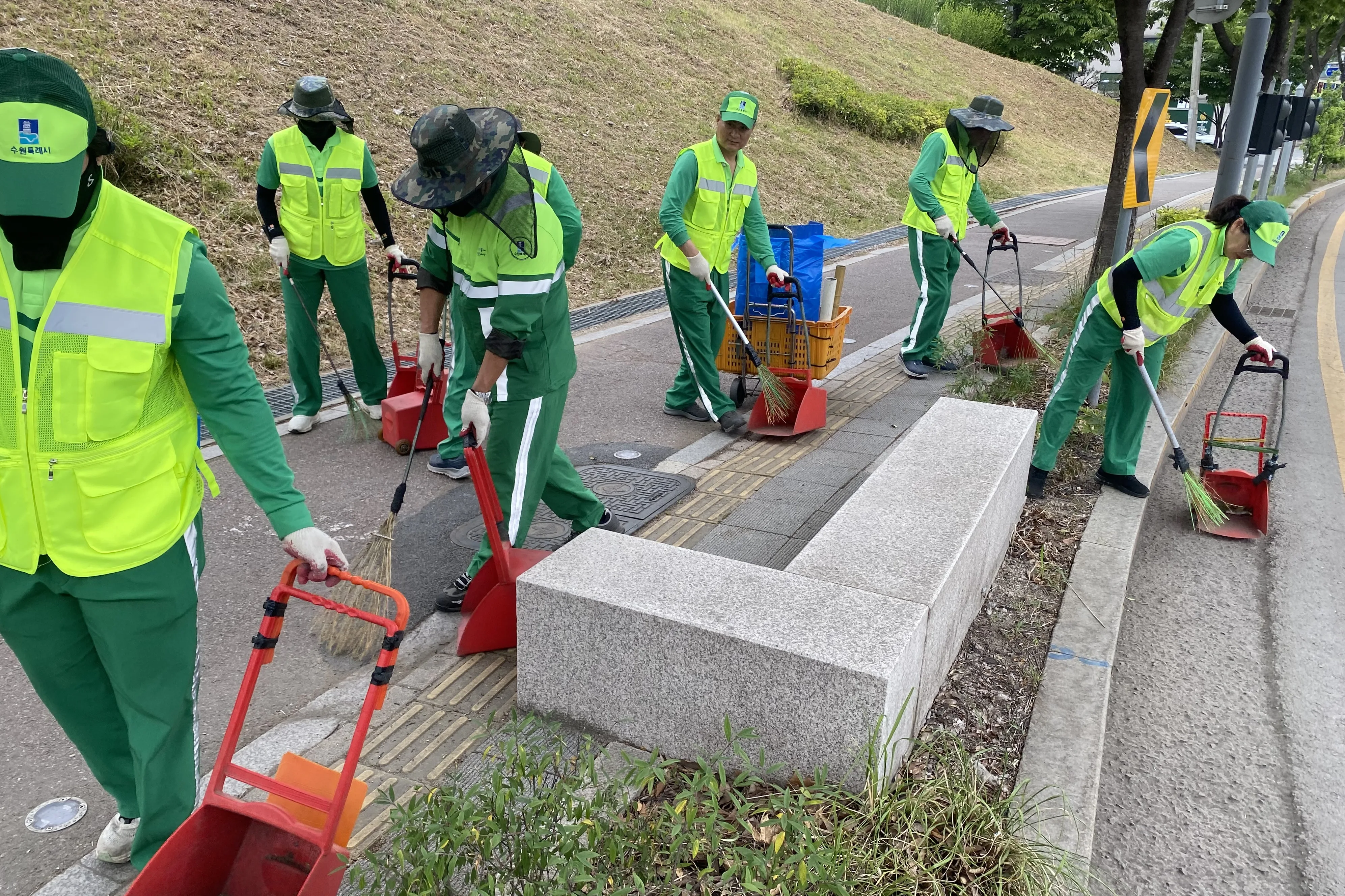 수원시 장안구 연무동, 도시미관 정비를 위한 ‘AWCL 전담 환경정비단’ 본격 가동 내용 이미지 입니다.