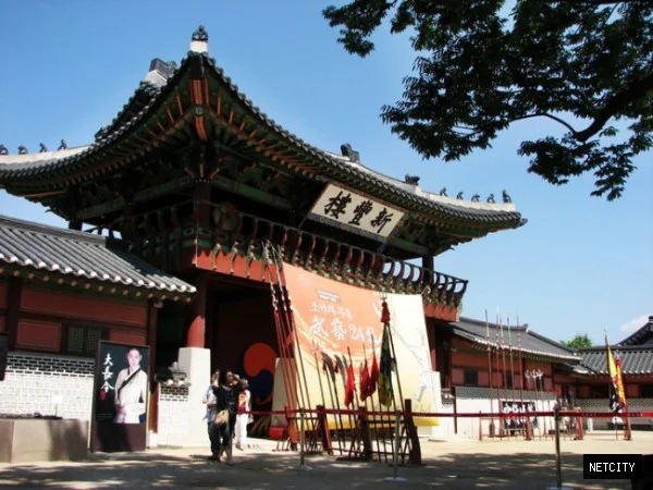 '김홍도'와 '정조'는 동일 인물이며, 현 시대 '건축학도'였다